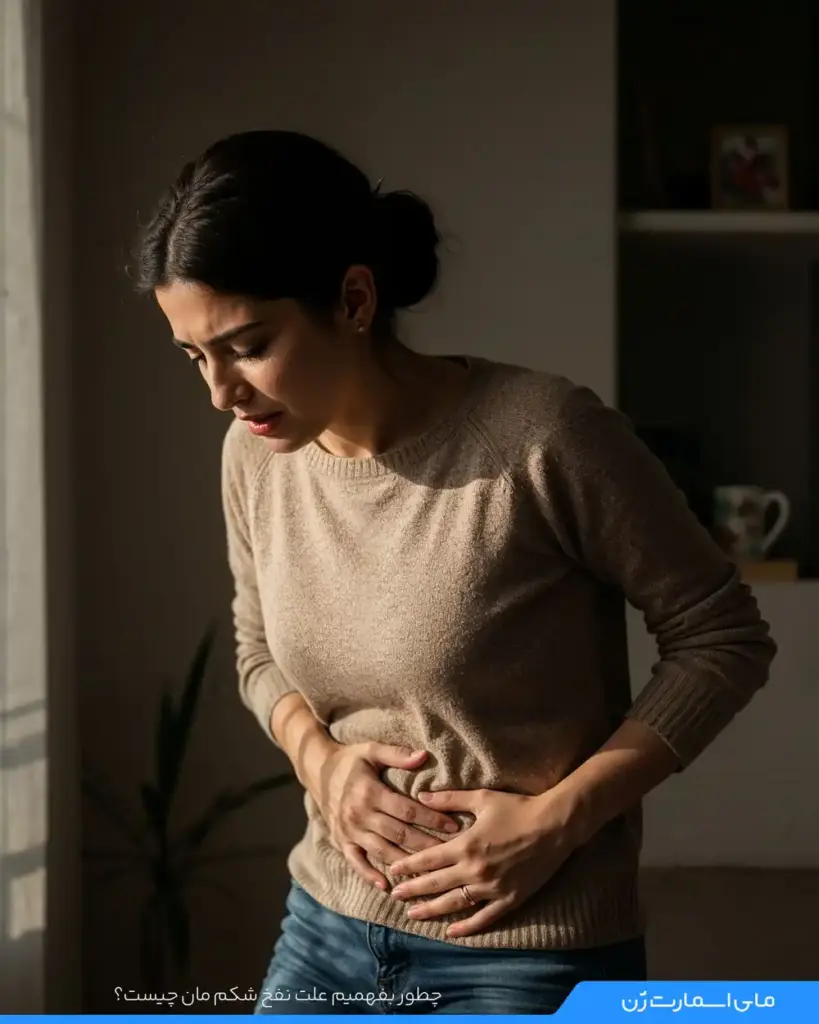 خانمی که از دردشکمی دستش را روی شکمش گذاشته