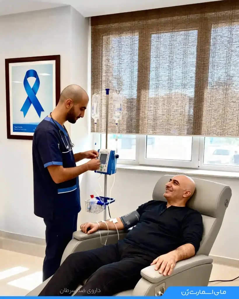 مردی روی صندلی نشسته و درحال شیمی درمانی است